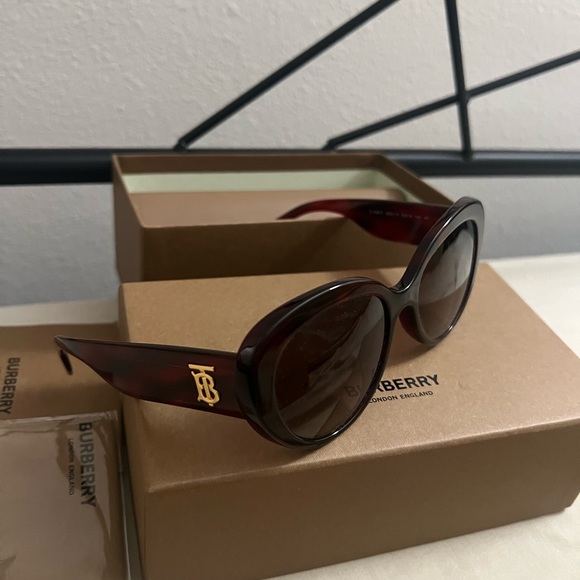 NEW Burberry Cateye gold logo sunglasses - Picture 2 of 11